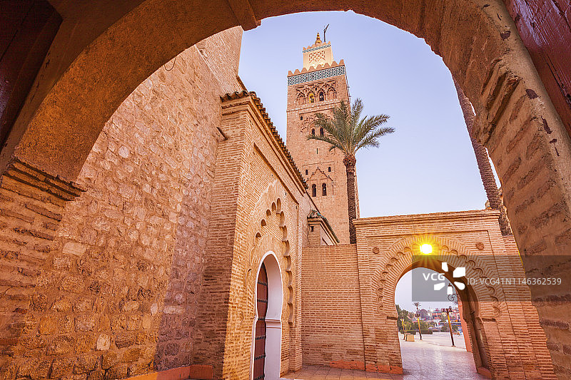 摩洛哥马拉喀什库图比亚清真寺的低角度视图图片素材
