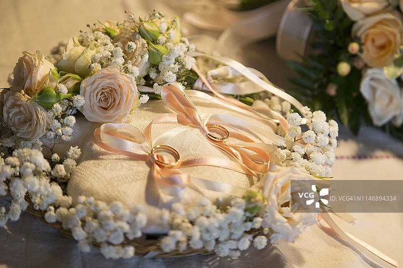 婚礼花束和戒指枕头，意大利图片素材