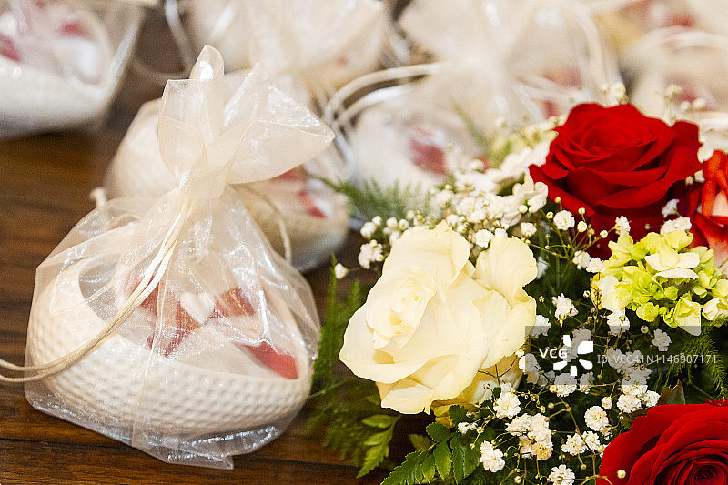 新娘花束和小纸屑袋。意大利图片素材