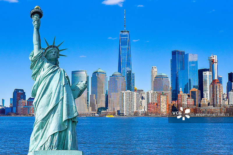 美国纽约，自由女神像和城市天际线图片素材