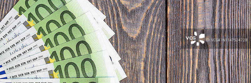 木制背景扇形的欧元钞票。图片素材