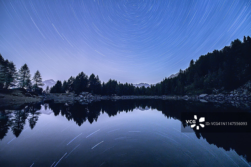 在意大利马迪西莫的阿祖罗湖上空的星星轨迹图片素材