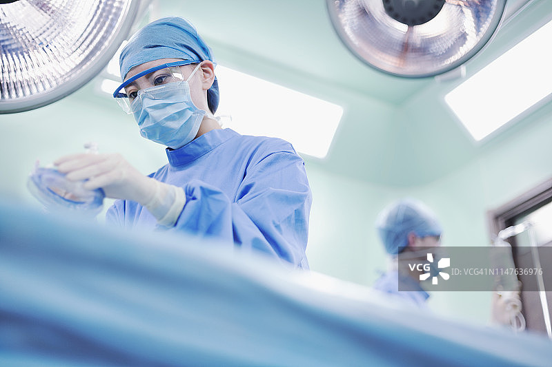 护士手持麻醉面罩在手术室图片素材