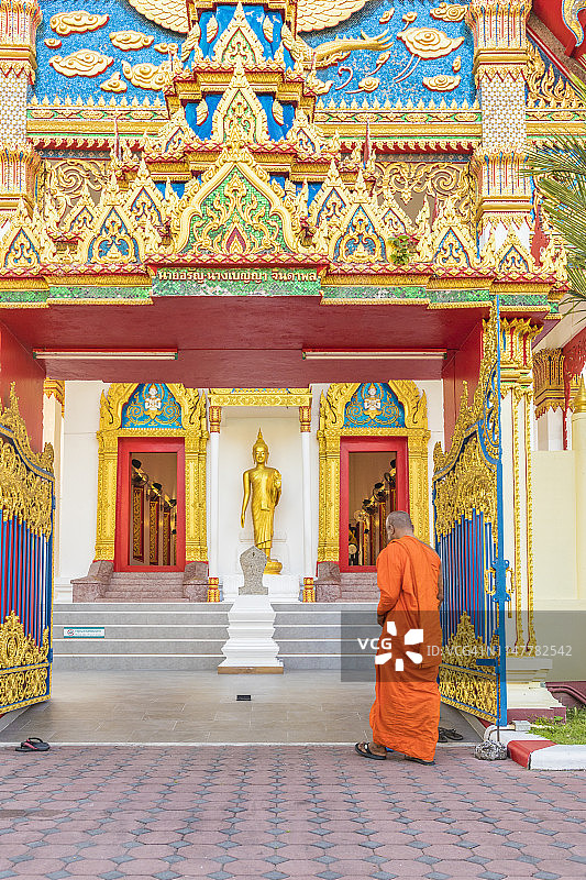 一位僧人在泰国普吉岛老城的Mongkol Nimit寺庙(Wat)图片素材