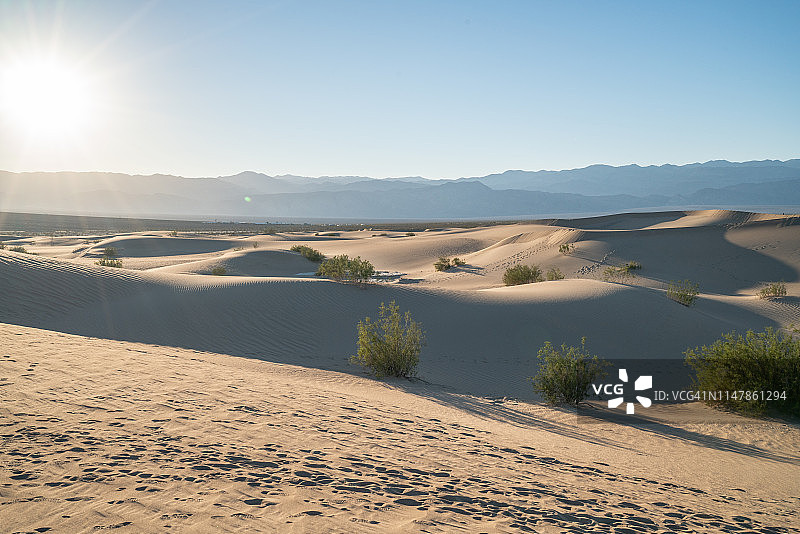 美丽的沙丘日落在死亡谷国家公园图片素材