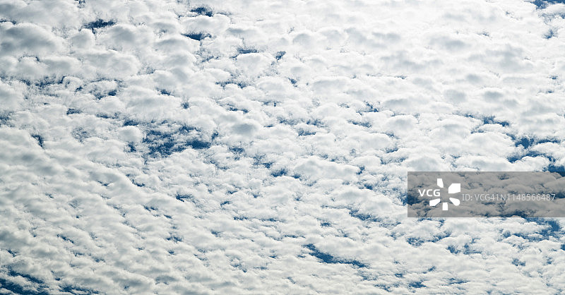 天空覆盖着白云图片素材