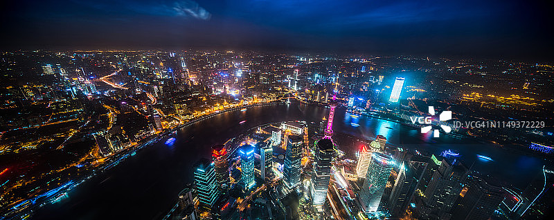 夜晚的上海天际线图片素材