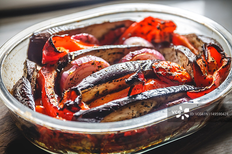 烤蔬菜西红柿，茄子，蓝洋葱，西葫芦，玻璃西葫芦在明亮的白色背景。适当的健康和健康食品的概念。图片素材