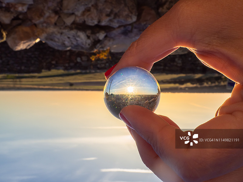 日落时映照在水晶球上的风景图片素材