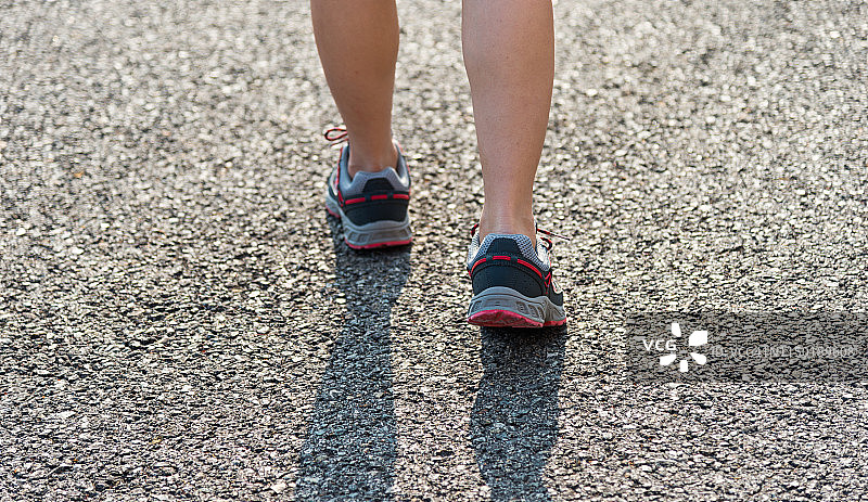 穿着运动鞋跑步的女人图片素材