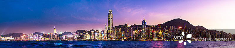 从维多利亚港眺望香港夜图片素材