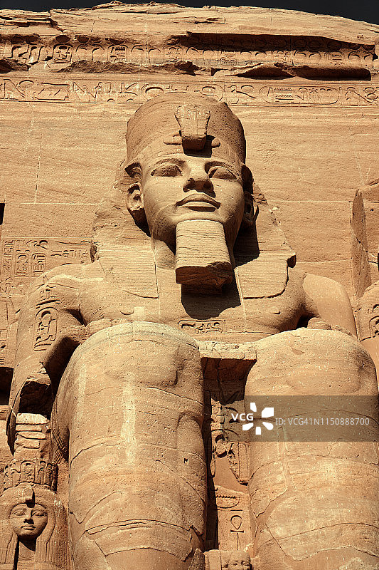令人惊叹的建筑和法老拉美西斯二世的大雕像在阿布辛贝神庙附近的埃及阿斯旺图片素材