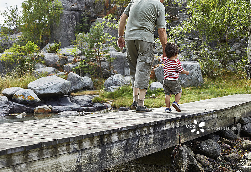 爷爷和孙子走在桥上图片素材