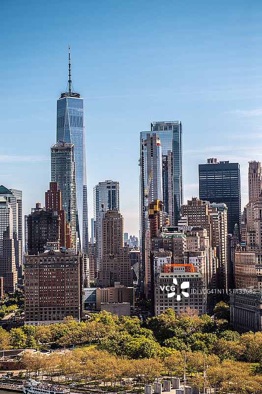 一架直升飞机在曼哈顿市中心拍摄的世界贸易中心拔地而起图片素材