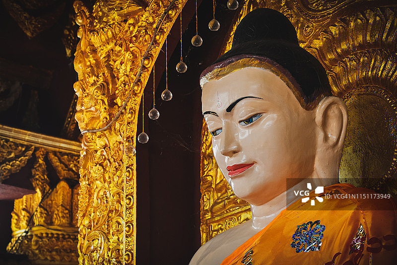 高隐佛像位于“香蕉山”寺院群，缅甸南部，东南亚图片素材