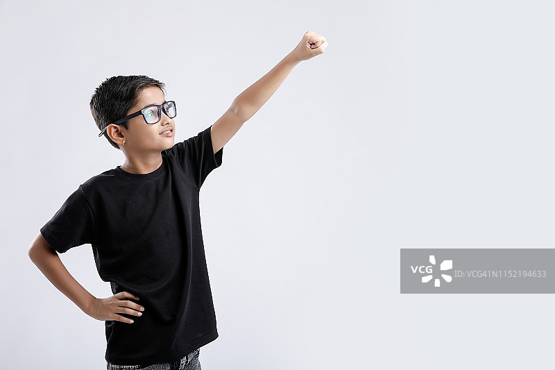 印度小男孩摆超人姿势图片素材