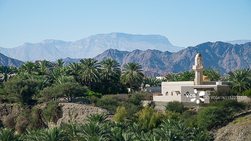 阿拉伯半岛阿曼苏丹国瓦迪·阿尔-哈加尔山的一座清真寺图片素材