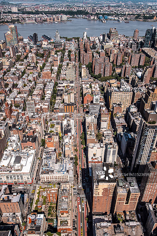 俯瞰哈德逊河和泽西城的曼哈顿岛鸟瞰图，拍摄于曼哈顿中城图片素材
