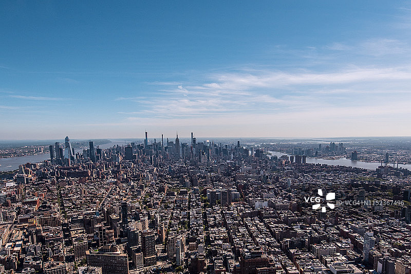 在黄金时间，从直升飞机上拍摄到曼哈顿岛广阔的天际线图片素材