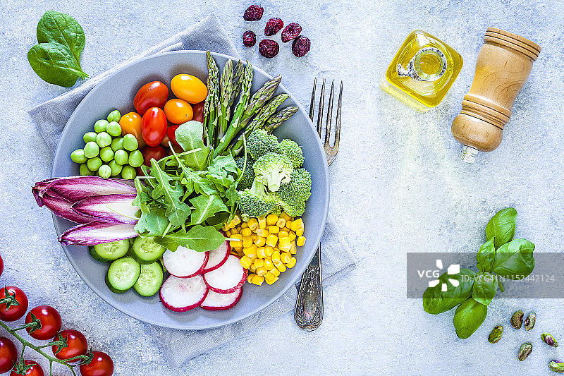 健康的新鲜蔬菜沙拉从上面拍摄图片素材