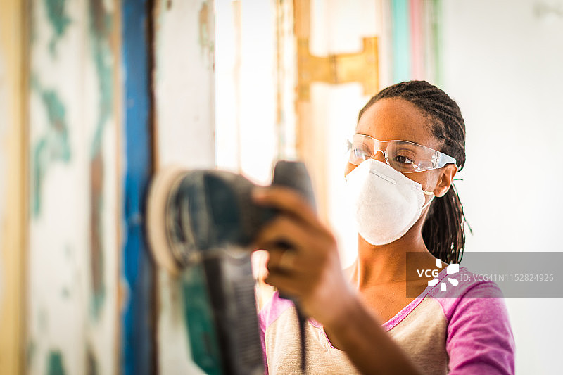 加勒比黑人妇女正在装修房子图片素材