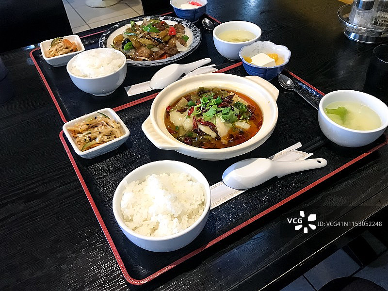 在横滨的一家餐馆里，两个人的中式午餐套餐被端上了餐桌图片素材