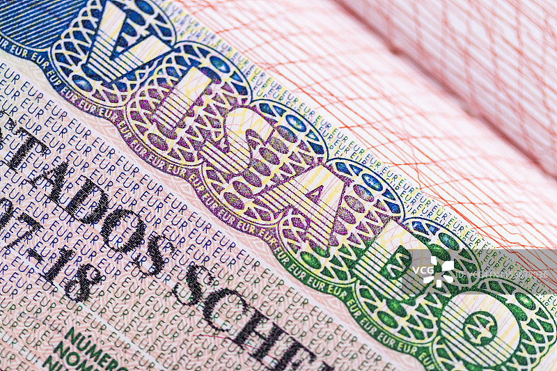 在护照上加盖旅行和进入西班牙的印章图片素材