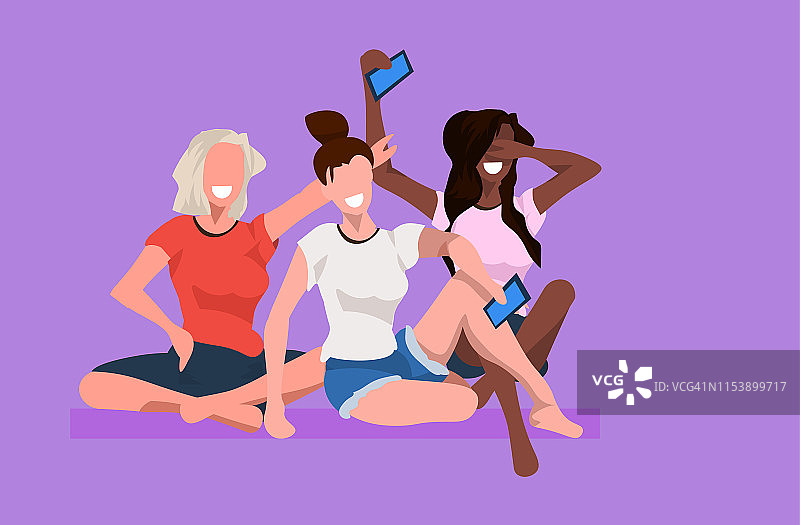 女性用智能手机自拍时会混合种族的女性卡通人物，拍摄女孩们坐在一起，摆出平躺的姿势图片素材
