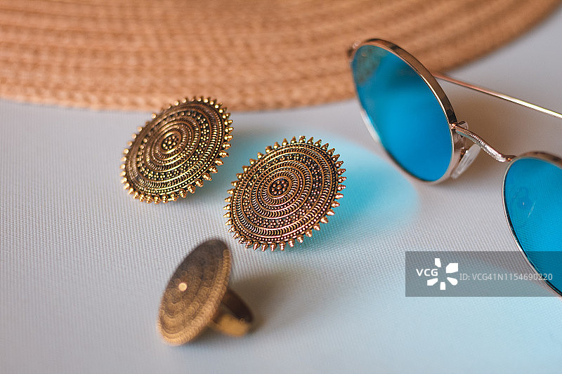 复古风格的耳环与装饰来自印度图片素材