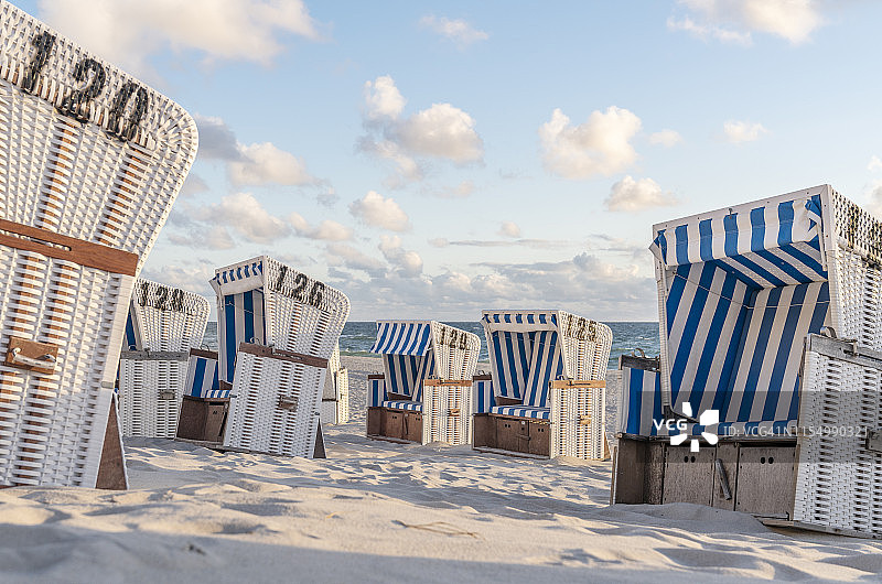 海滩上的带帽沙滩椅(Strandkörbe)。图片素材