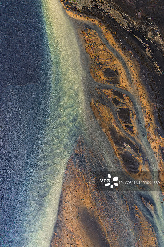 水和陆地的抽象空中透视，冰岛图片素材