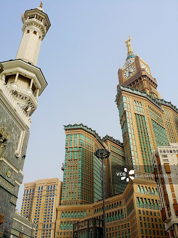 摩天大楼和Al-Haram清真寺尖塔图片素材