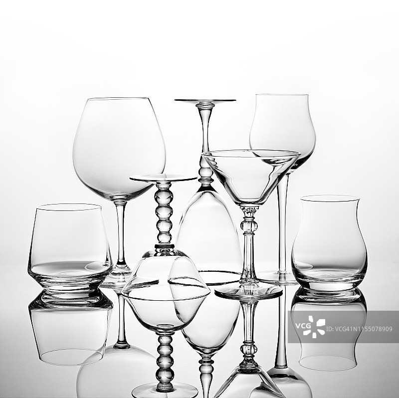 葡萄酒和鸡尾酒杯图片素材