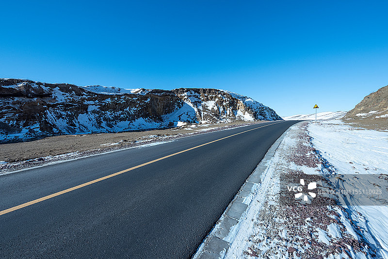 空旷的柏油路在冬天图片素材