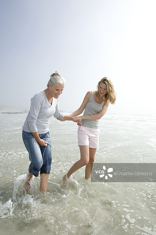 母亲和女儿在海滩上图片素材
