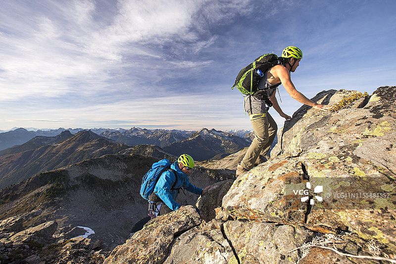 背包客爬上不列颠哥伦比亚省的道格拉斯峰。图片素材
