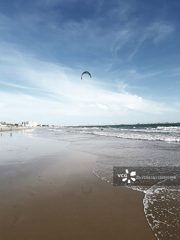 在海滩上练习风筝冲浪图片素材