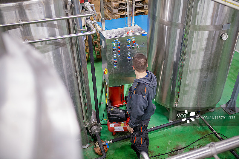 啤酒厂控制面板的调整设置图片素材