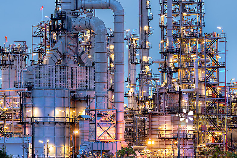 管道，炼油厂的复杂工业管道图片素材
