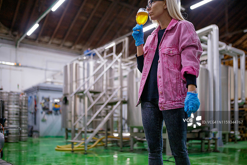 在啤酒厂品尝新鲜的淡啤酒图片素材