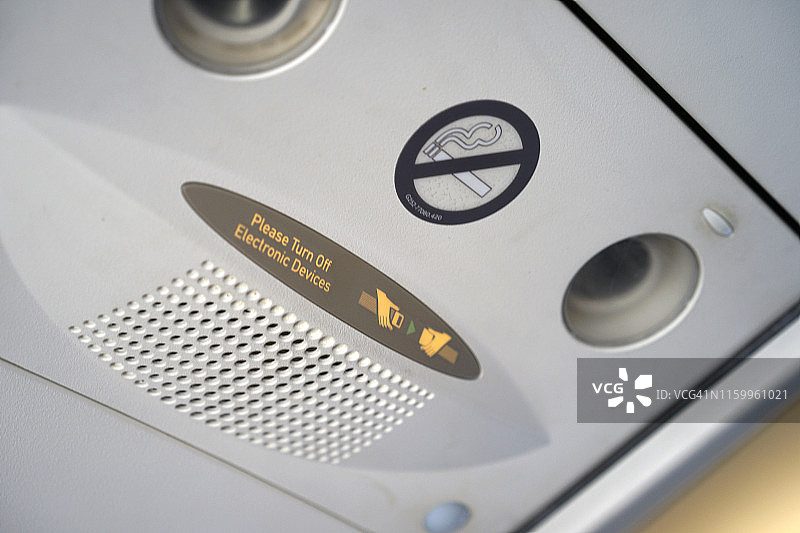 飞机上的禁烟标志图片素材