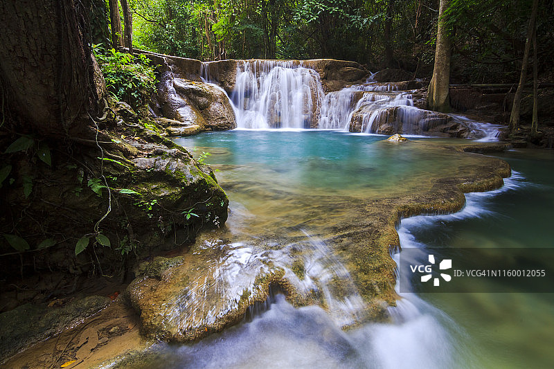 Huay Mae Kamin瀑布，美丽的森林瀑布，泰国北碧府。丛林景观与流动的绿松石水在深热带雨林。泰国北碧府国家公园图片素材