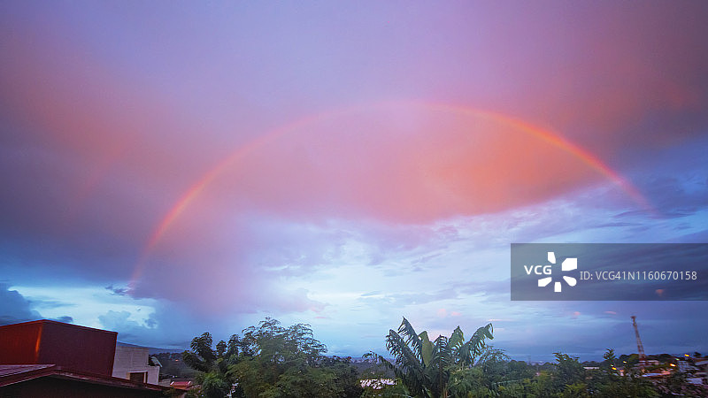 哥斯达黎加的粉色天空和彩虹景观图片素材