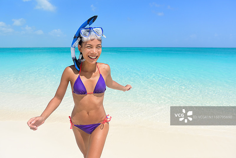 海滩度假-亚洲女人游泳有乐趣图片素材