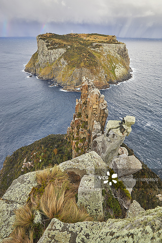 岛屿在蓝色的海洋与岩石形成从高的海悬崖图片素材