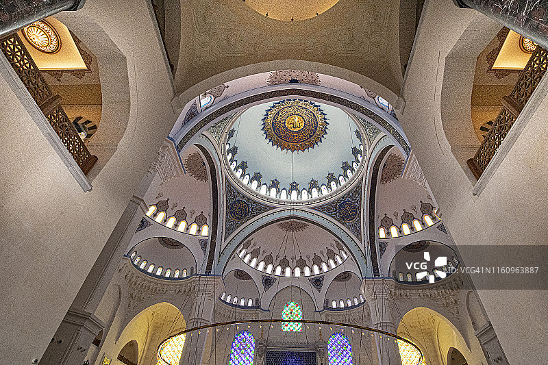 位于土耳其伊斯坦布尔的卡姆利卡大清真寺内部图片素材