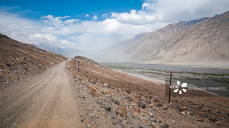 中亚塔吉克斯坦瓦罕走廊Ishkashim和Langar之间的土路图片素材