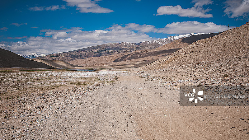 中亚塔吉克斯坦巴达赫尚，穿过卡古什山口附近偏远地区的土路，位于瓦罕走廊和帕米尔高原之间图片素材