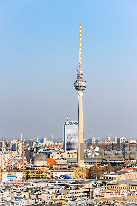 从热气球上俯瞰柏林电视塔(Fernsehturm)，德国图片素材