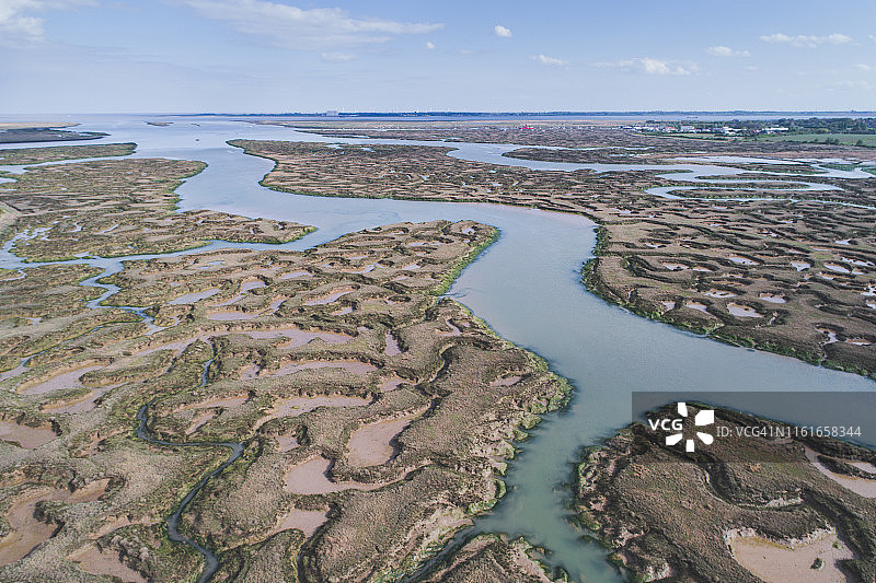 英国艾塞克斯的沼泽地中蜿蜒的河道图片素材